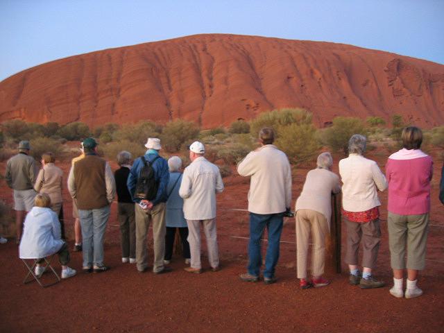 A 332 Lever de soleil sur Uluru.jpg